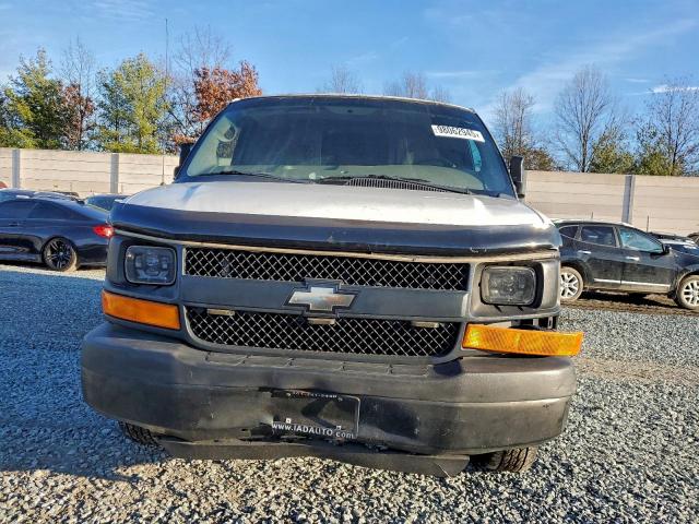 Chevrolet Express Image 6