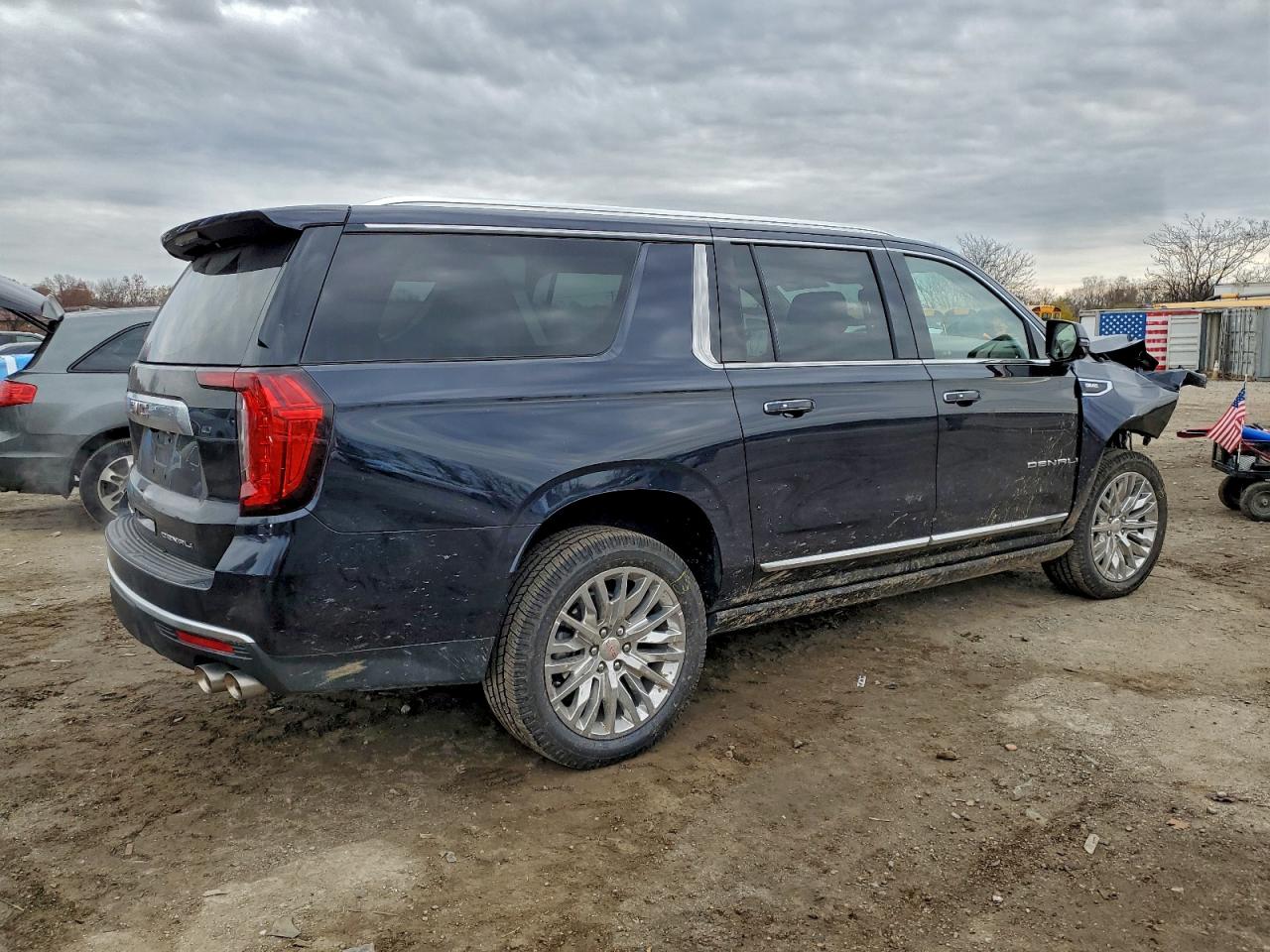 GMC Yukon Denali Image 10