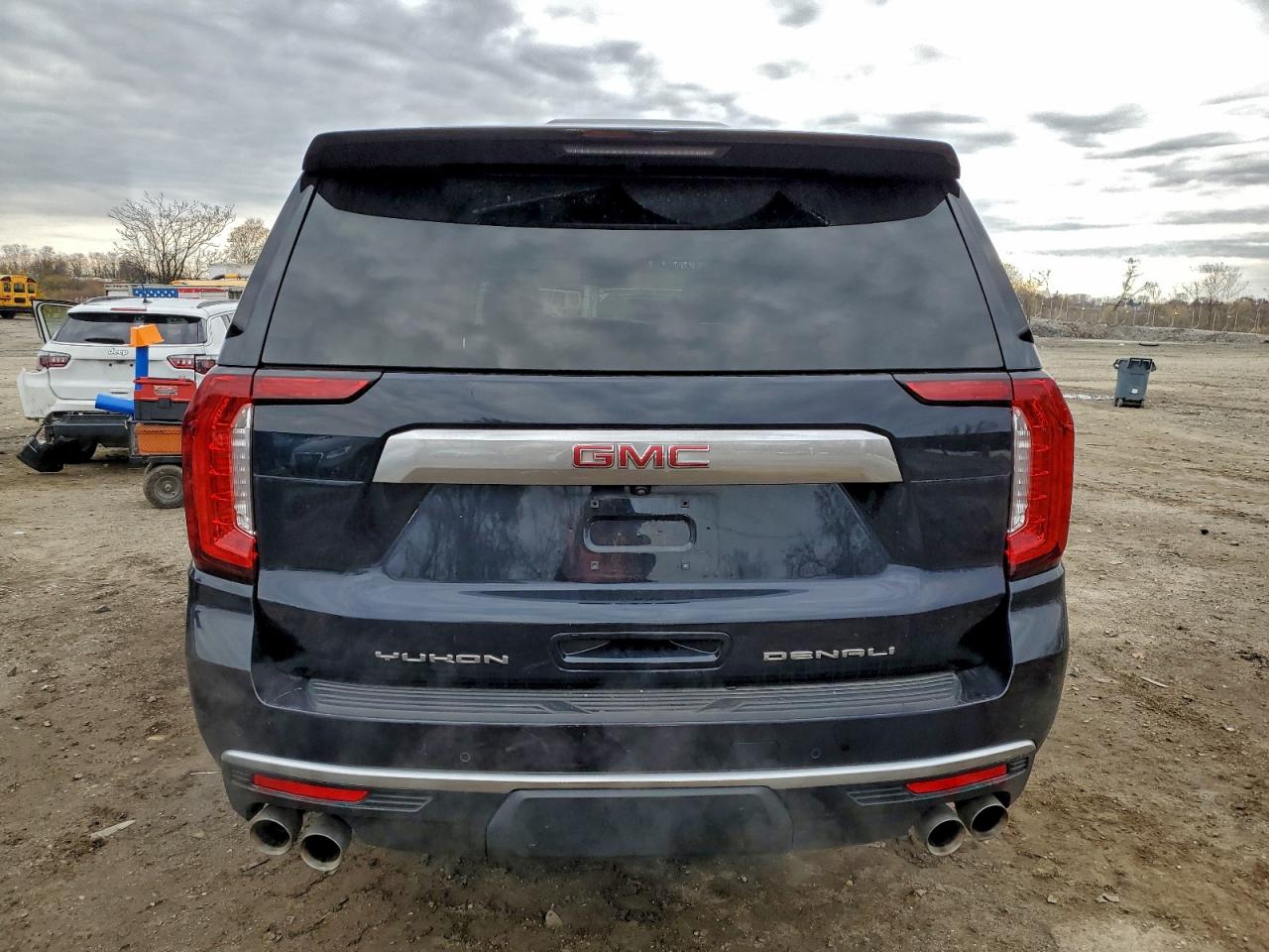GMC Yukon Denali Image 3