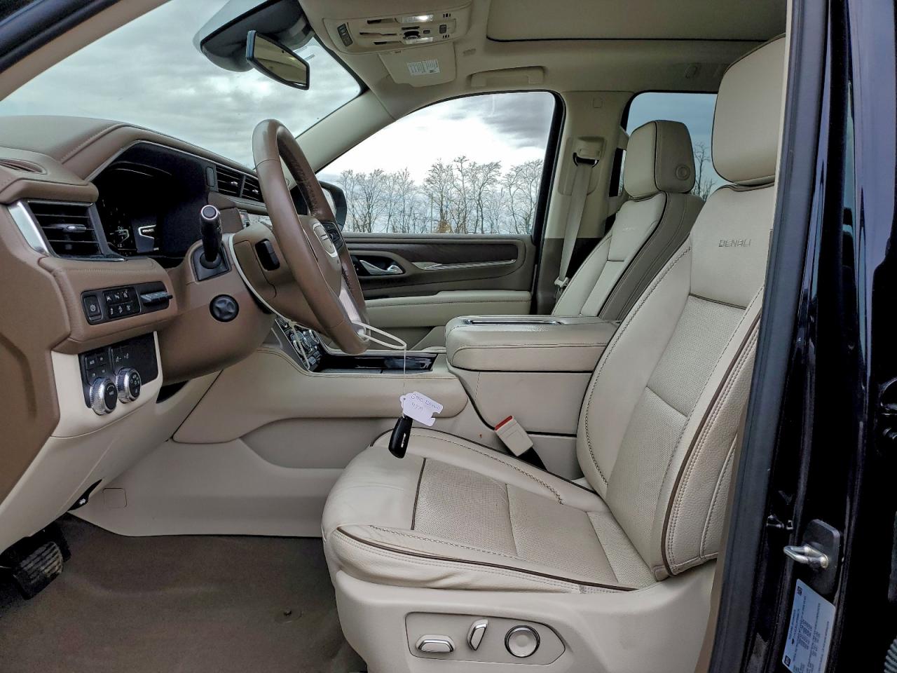 GMC Yukon Denali Image 9