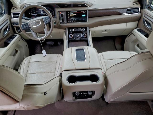 GMC Yukon Denali Image 11