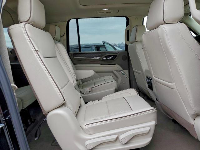 GMC Yukon Denali Image 14