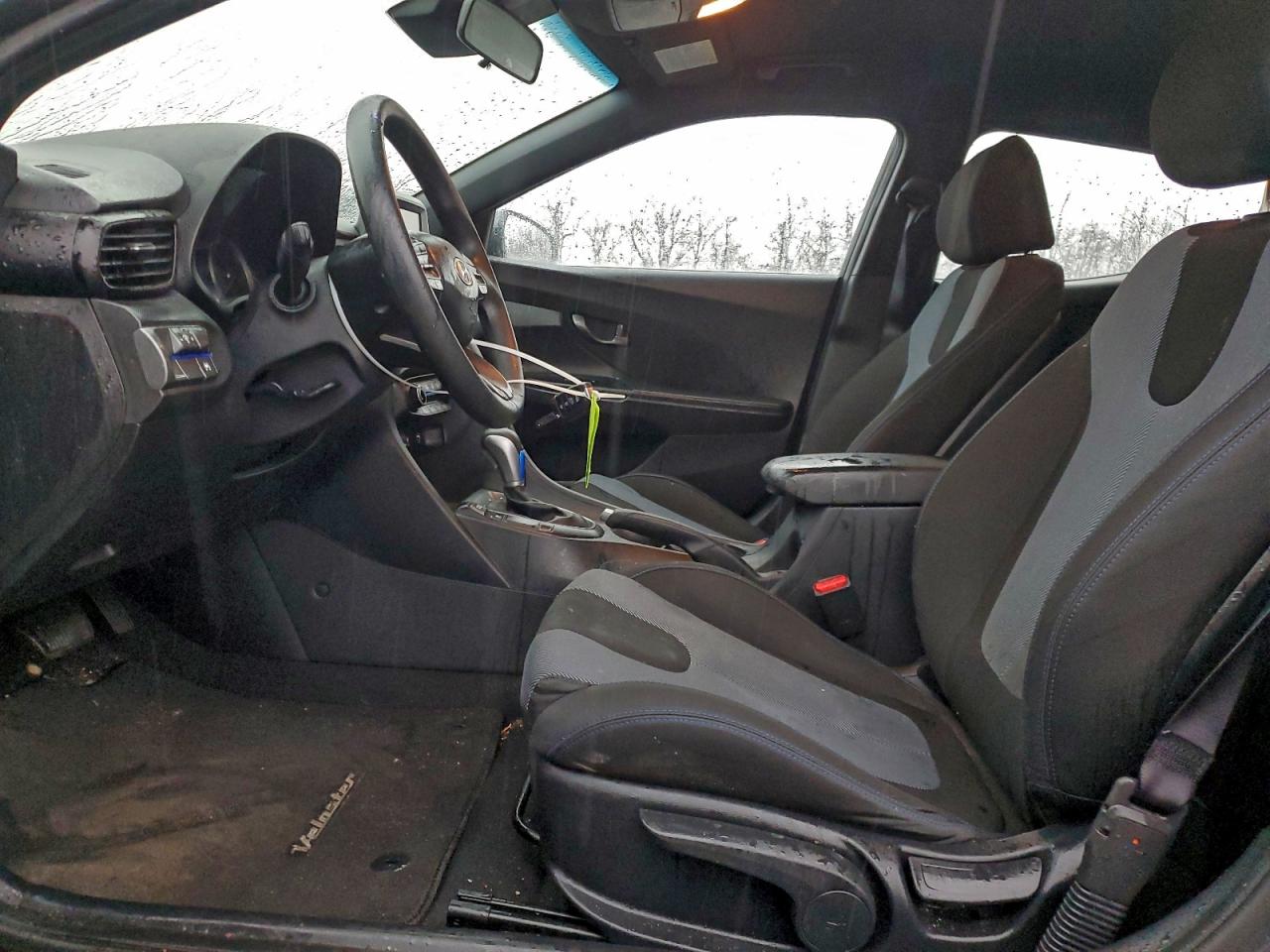 Hyundai VELOSTER Base Image 6