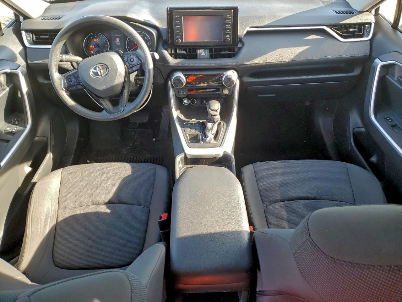 Toyota RAV4 Le Image 6