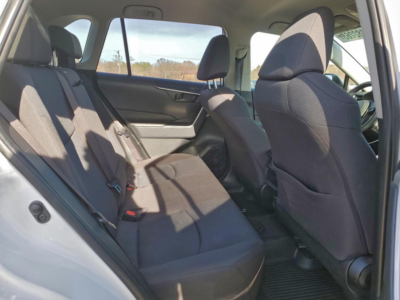 Toyota RAV4 Le Image 11