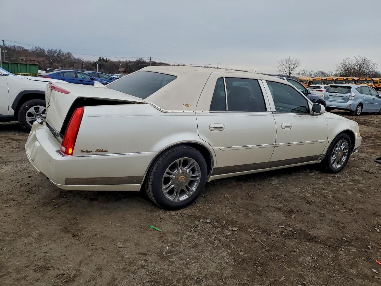 Cadillac DTS Image 12