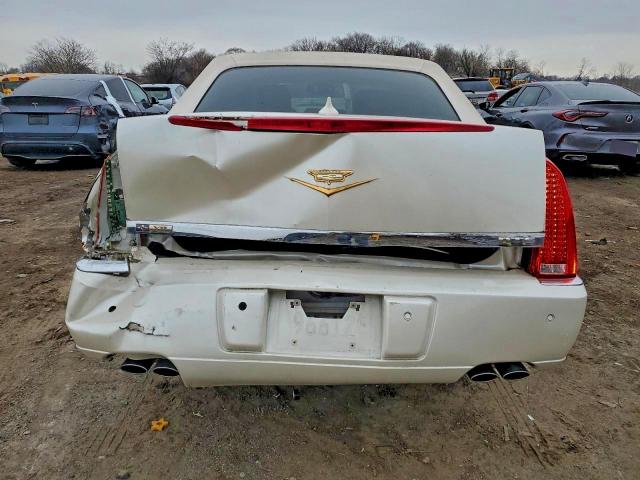 Cadillac DTS Image 9