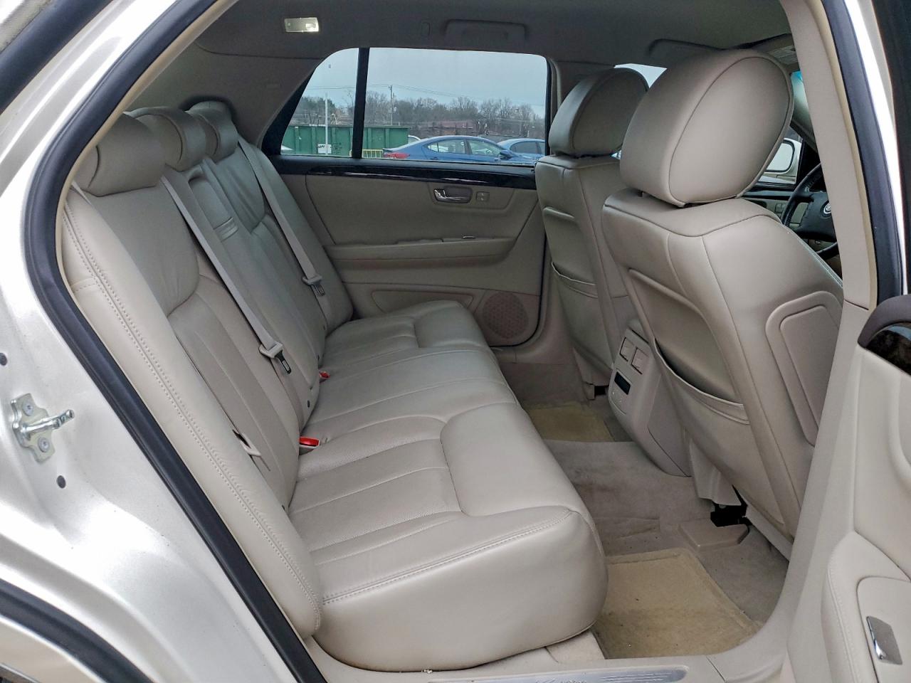 Cadillac DTS Image 4