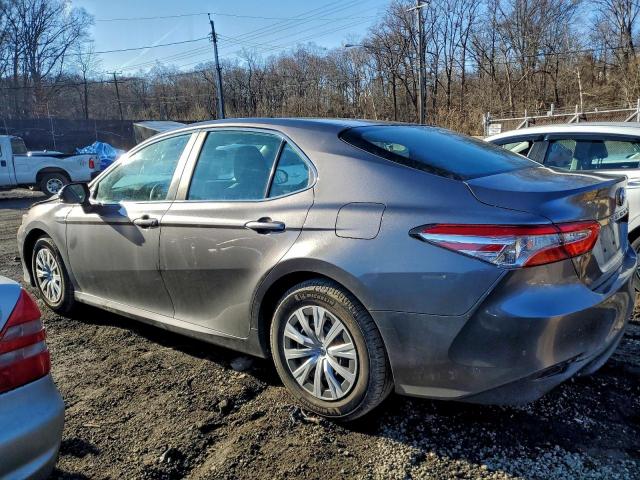 Toyota Camry Le Image 6