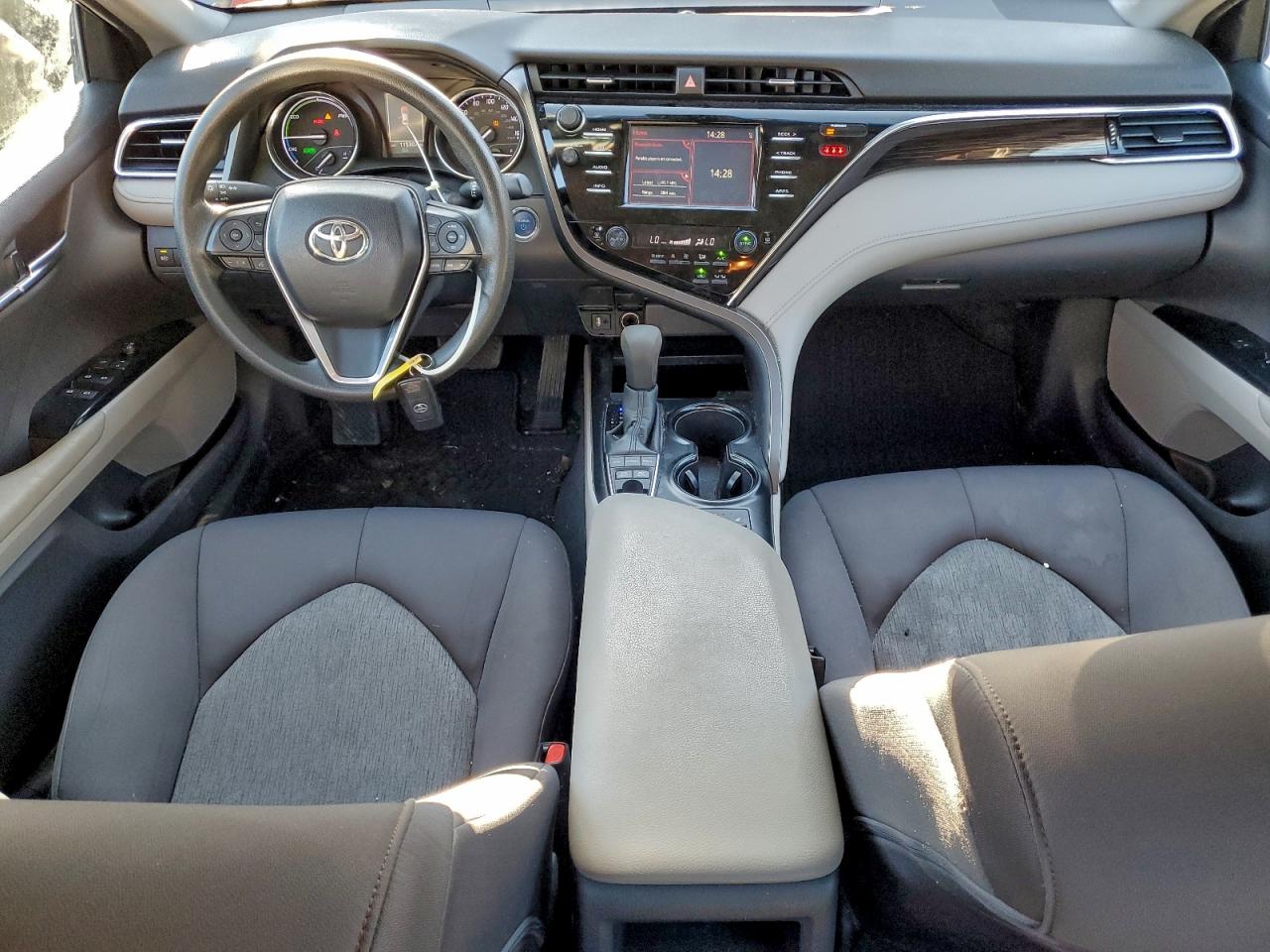 Toyota Camry Le Image 9