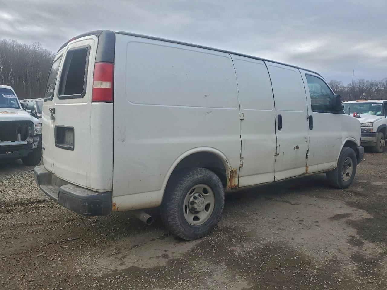 Chevrolet Express Image 6