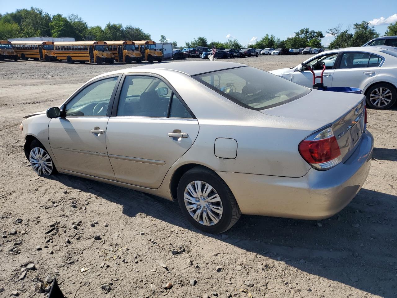 Toyota Camry Le Image 2