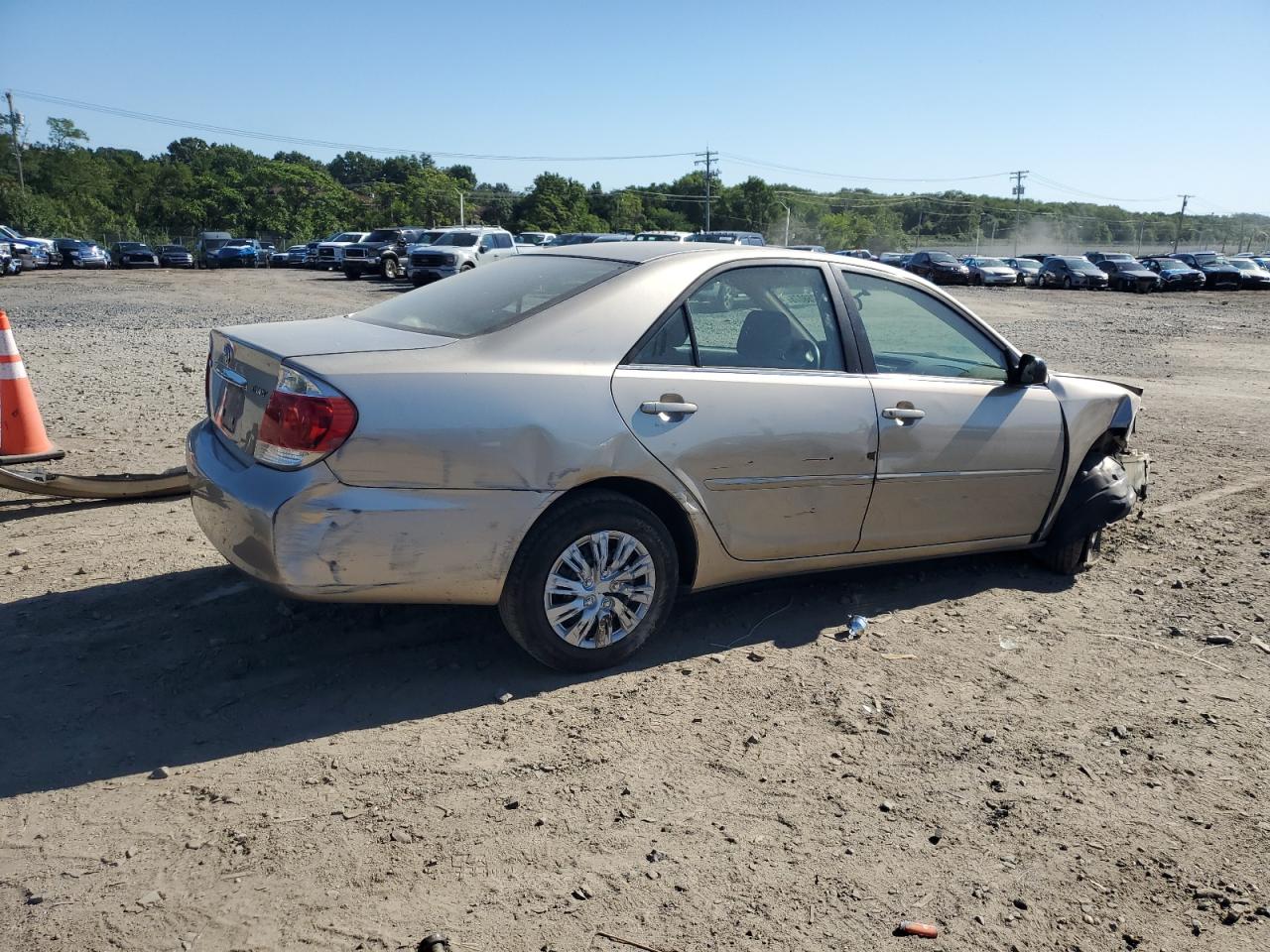 Toyota Camry Le Image 3