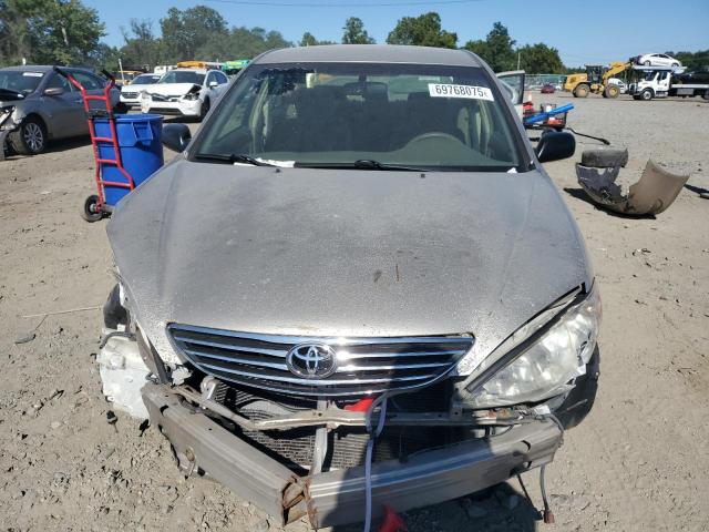 Toyota Camry Le Image 4