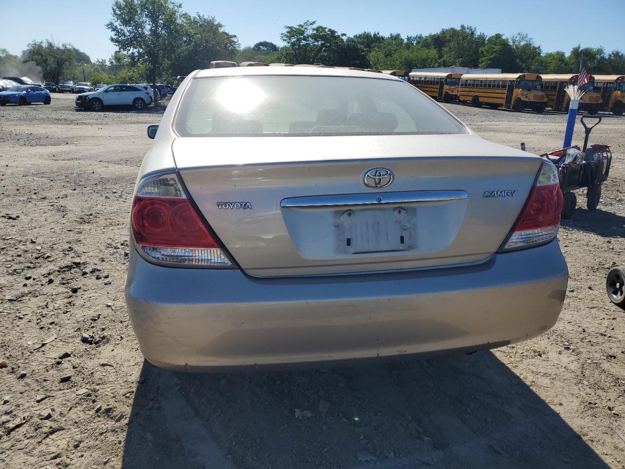 Toyota Camry Le Image 8