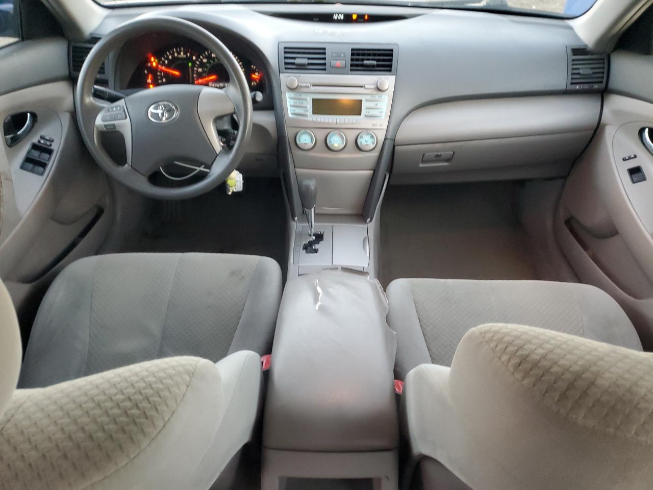 Toyota Camry Base Image 4