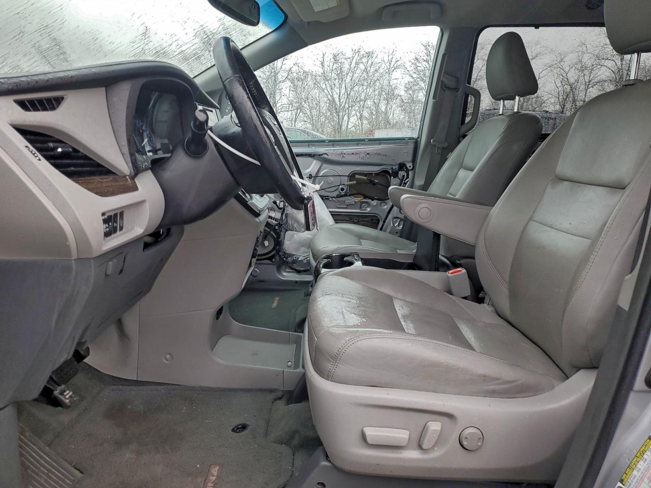 Toyota Sienna Xle Image 2