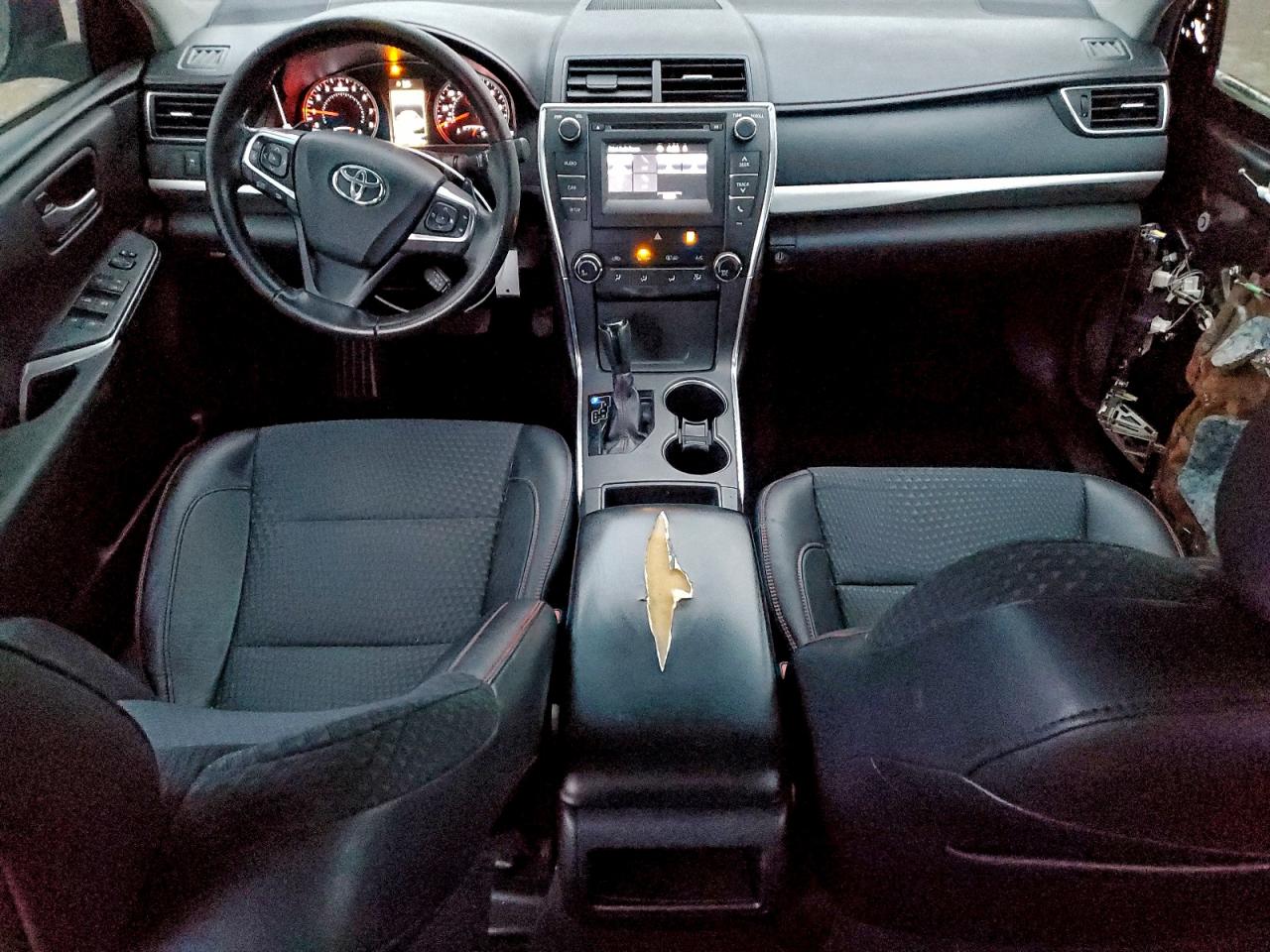 Toyota Camry Le Image 11