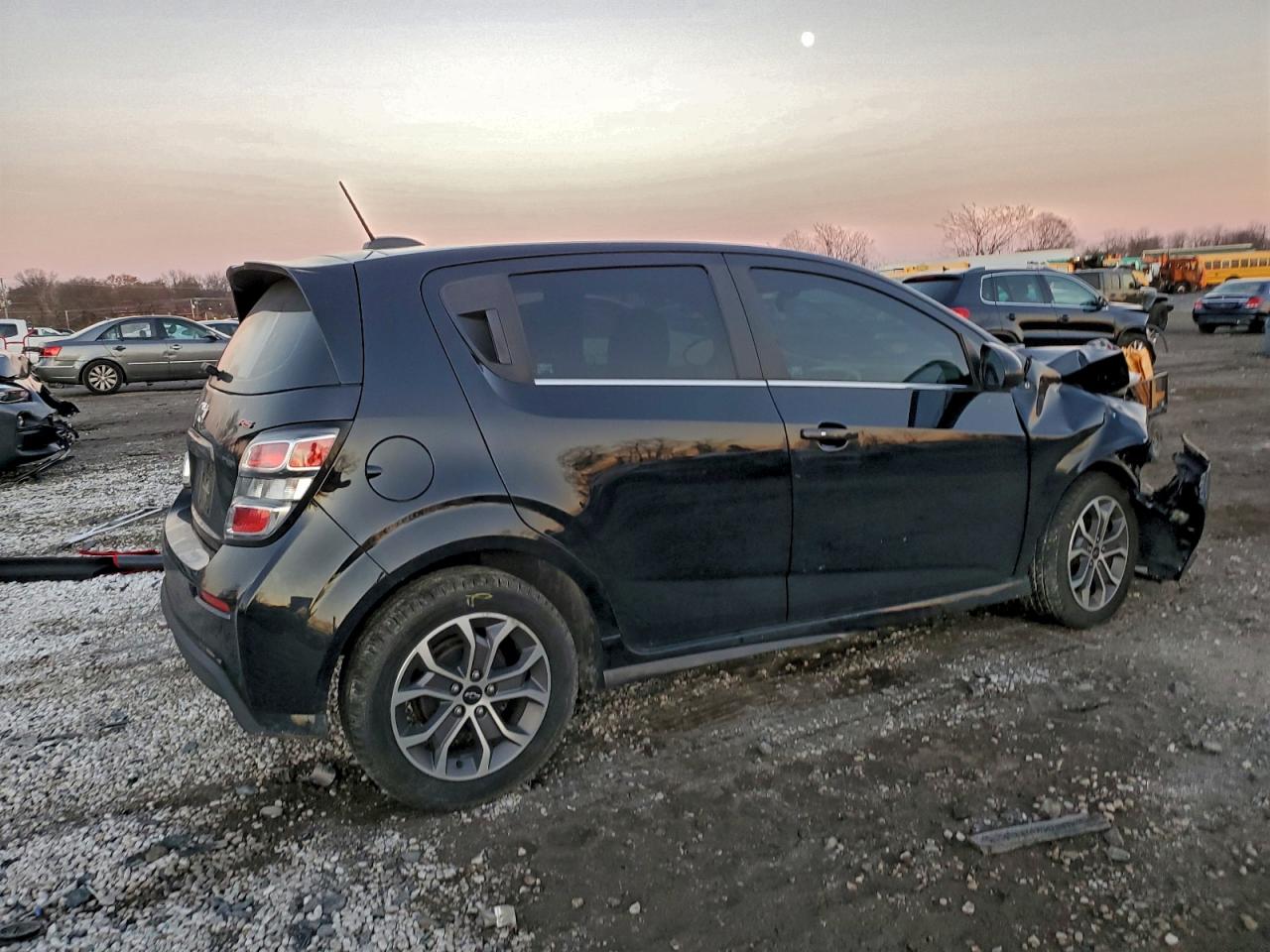 Chevrolet Sonic Lt Image 4