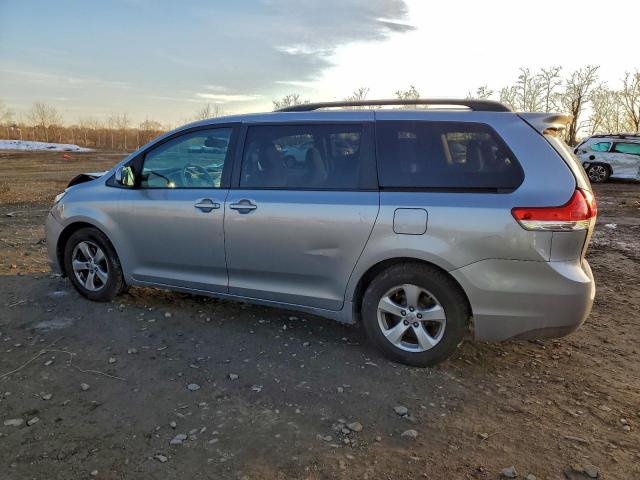 Toyota Sienna Le Image 2