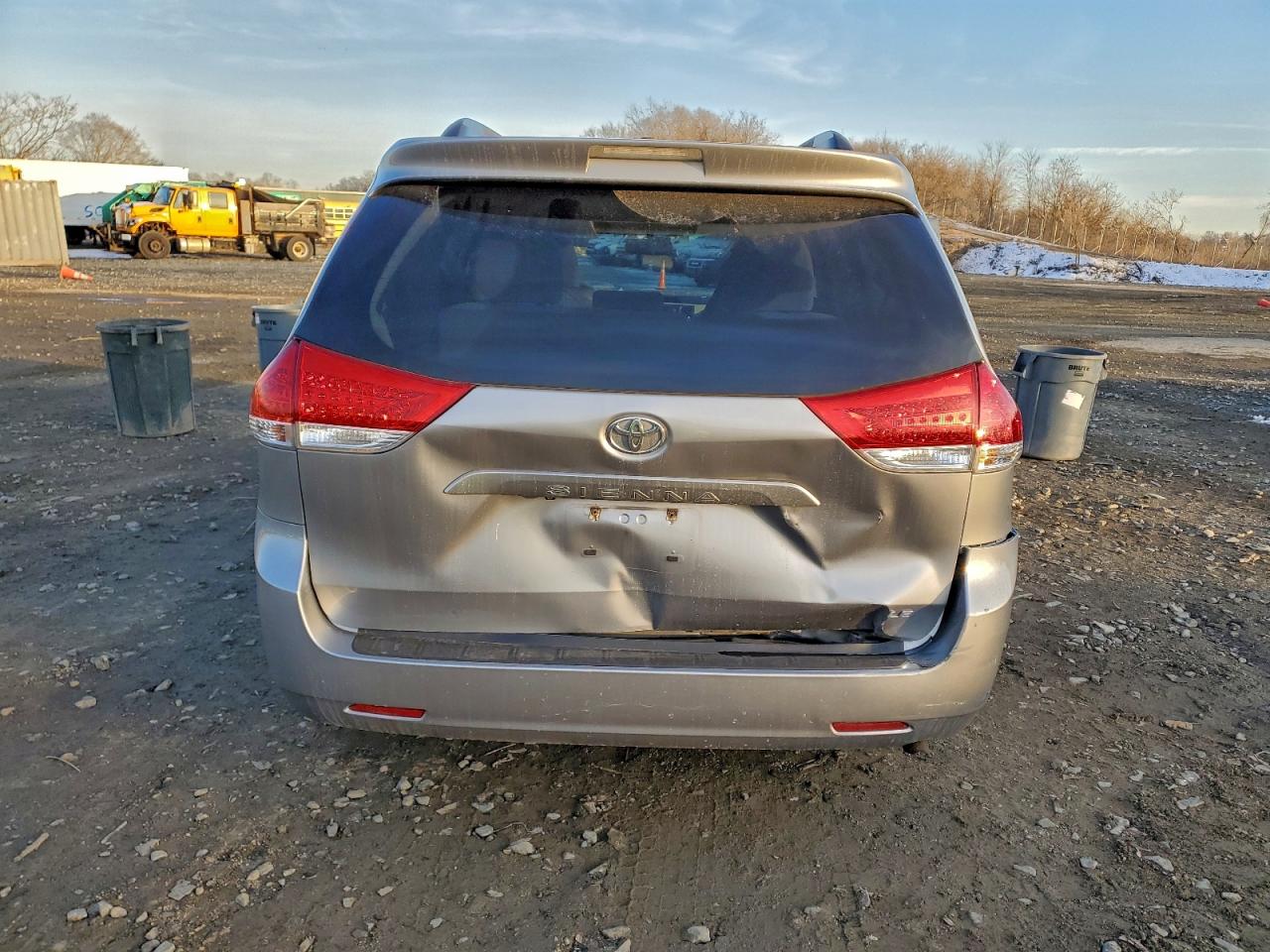 Toyota Sienna Le Image 4