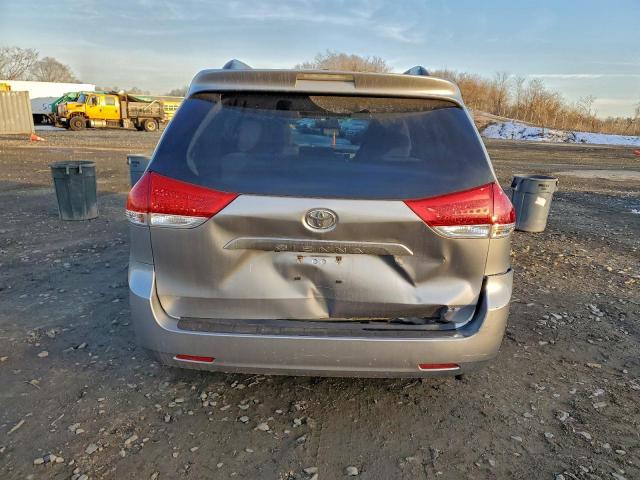 Toyota Sienna Le Image 4