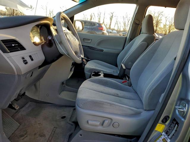 Toyota Sienna Le Image 9