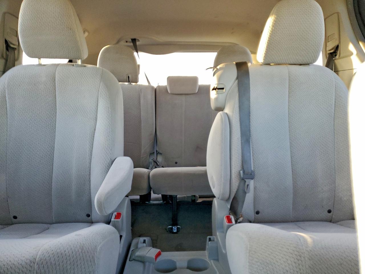 Toyota Sienna Le Image 12