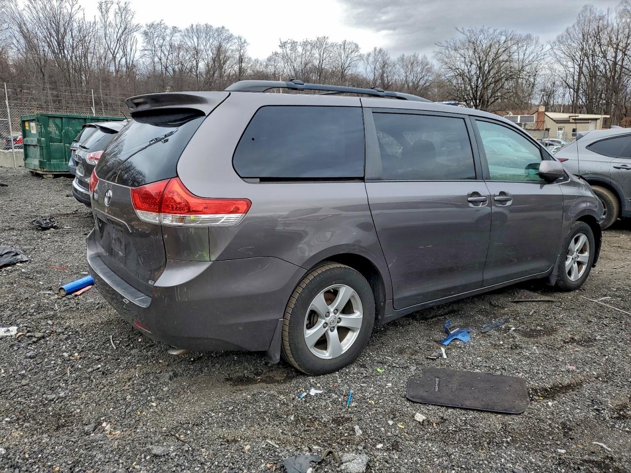 Toyota Sienna Le Image 2