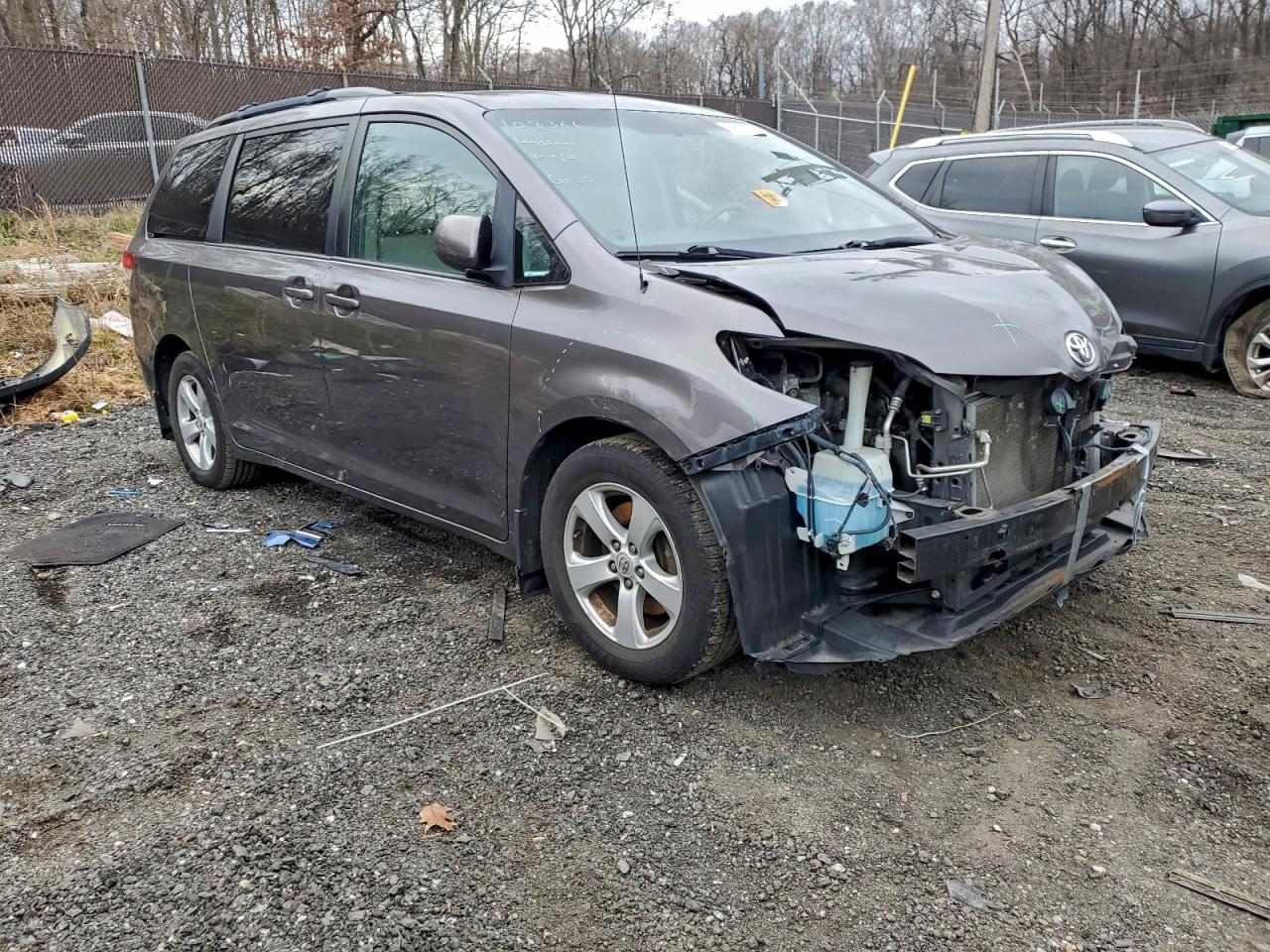 Toyota Sienna Le Image 4