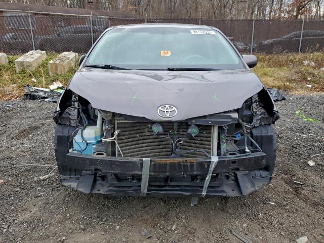 Toyota Sienna Le Image 8