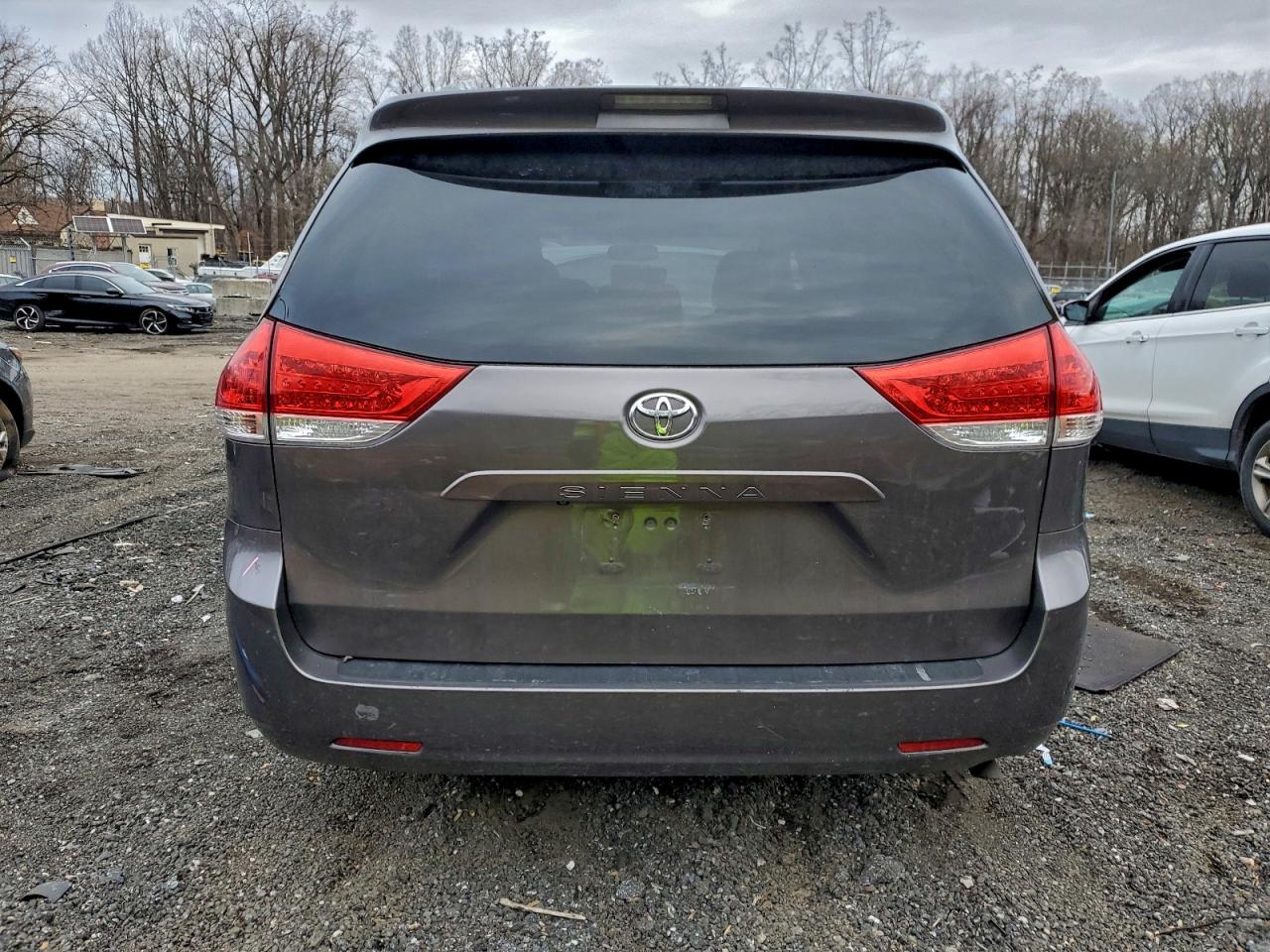 Toyota Sienna Le Image 11