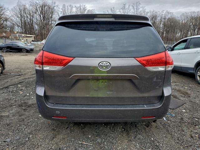 Toyota Sienna Le Image 11