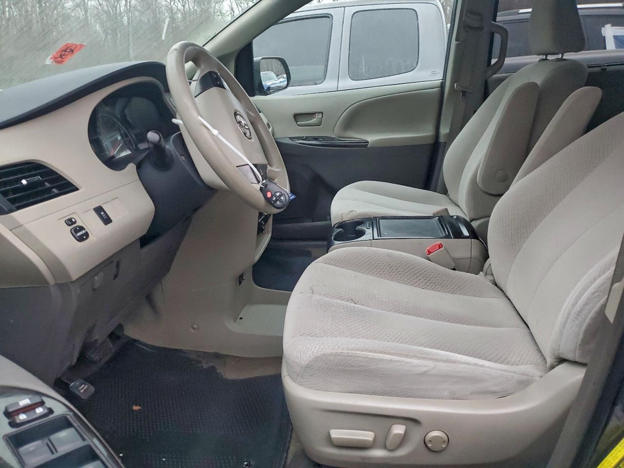 Toyota Sienna Le Image 13