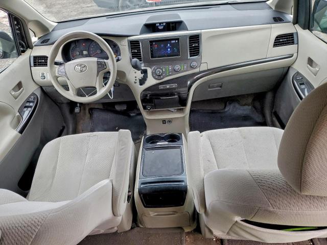 Toyota Sienna Le Image 10