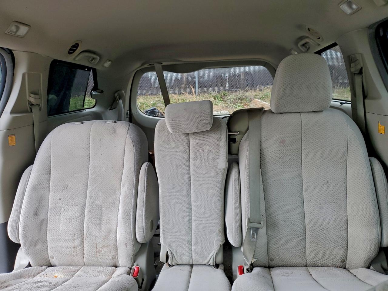 Toyota Sienna Le Image 7