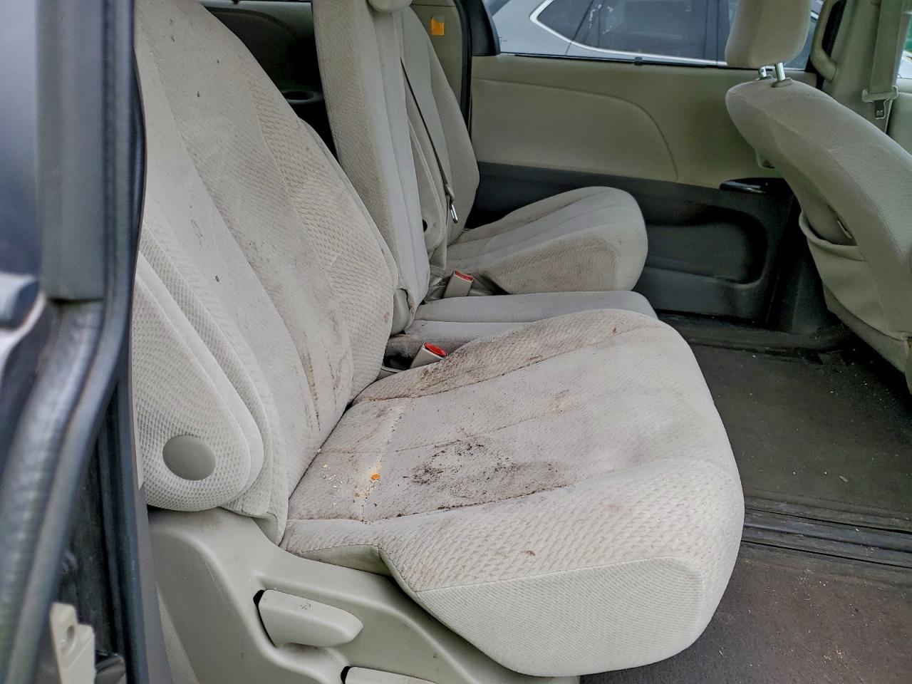 Toyota Sienna Le Image 6