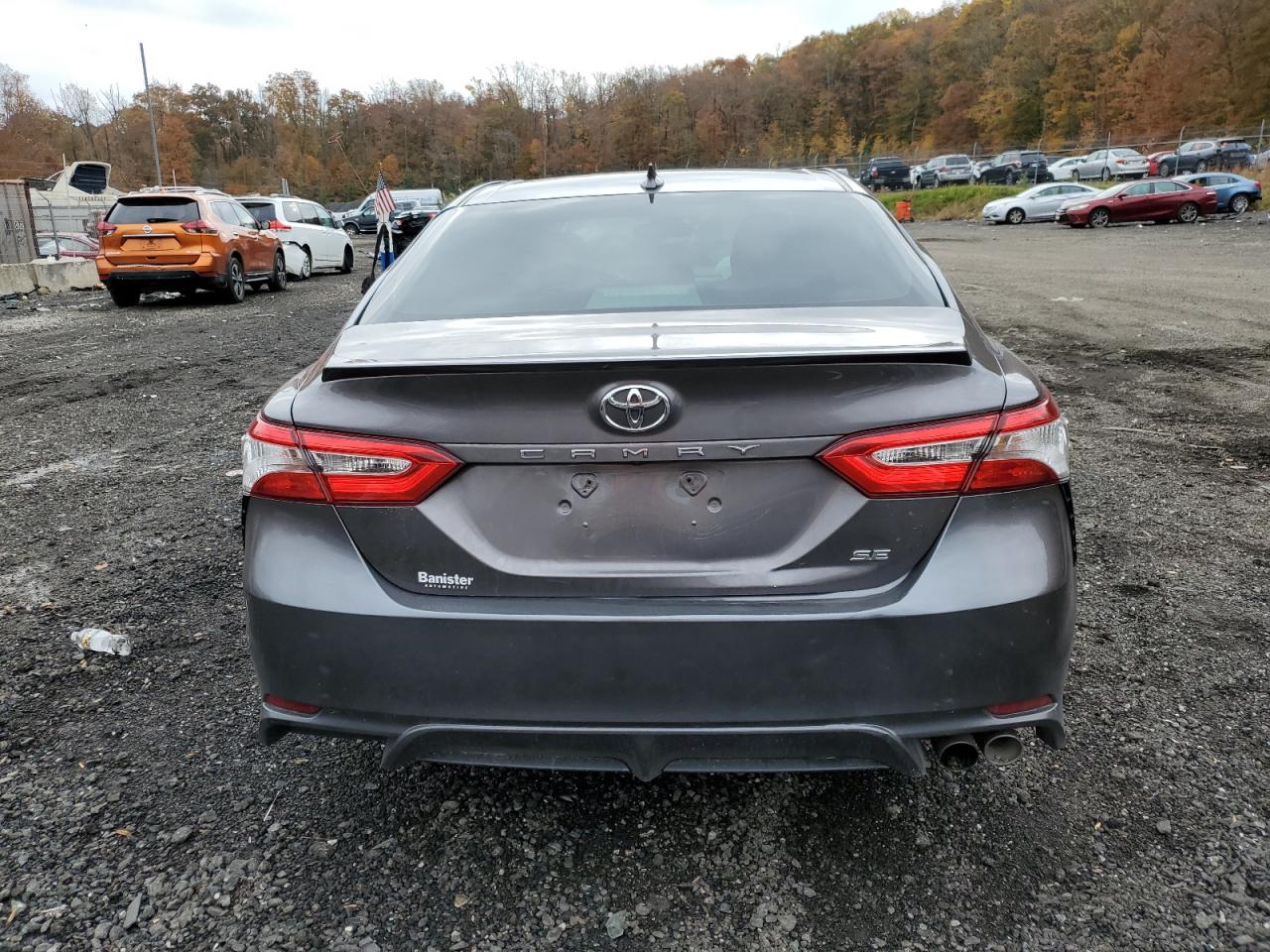 Toyota Camry Se Image 6