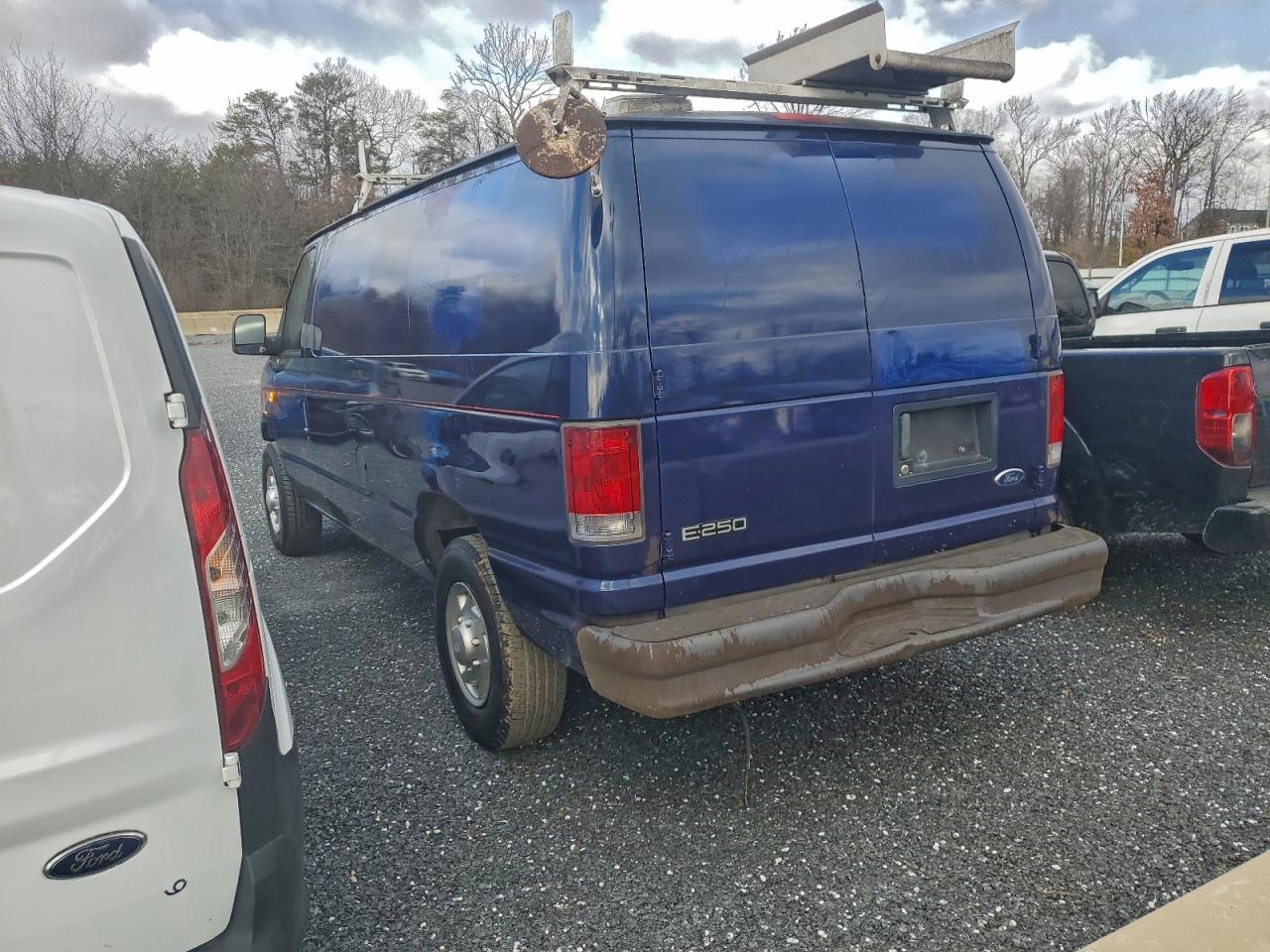 Ford Econoline E250 Van Image 12