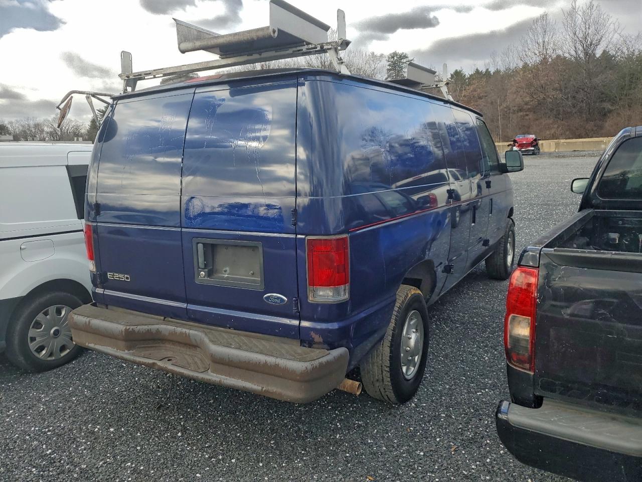 Ford Econoline E250 Van Image 3