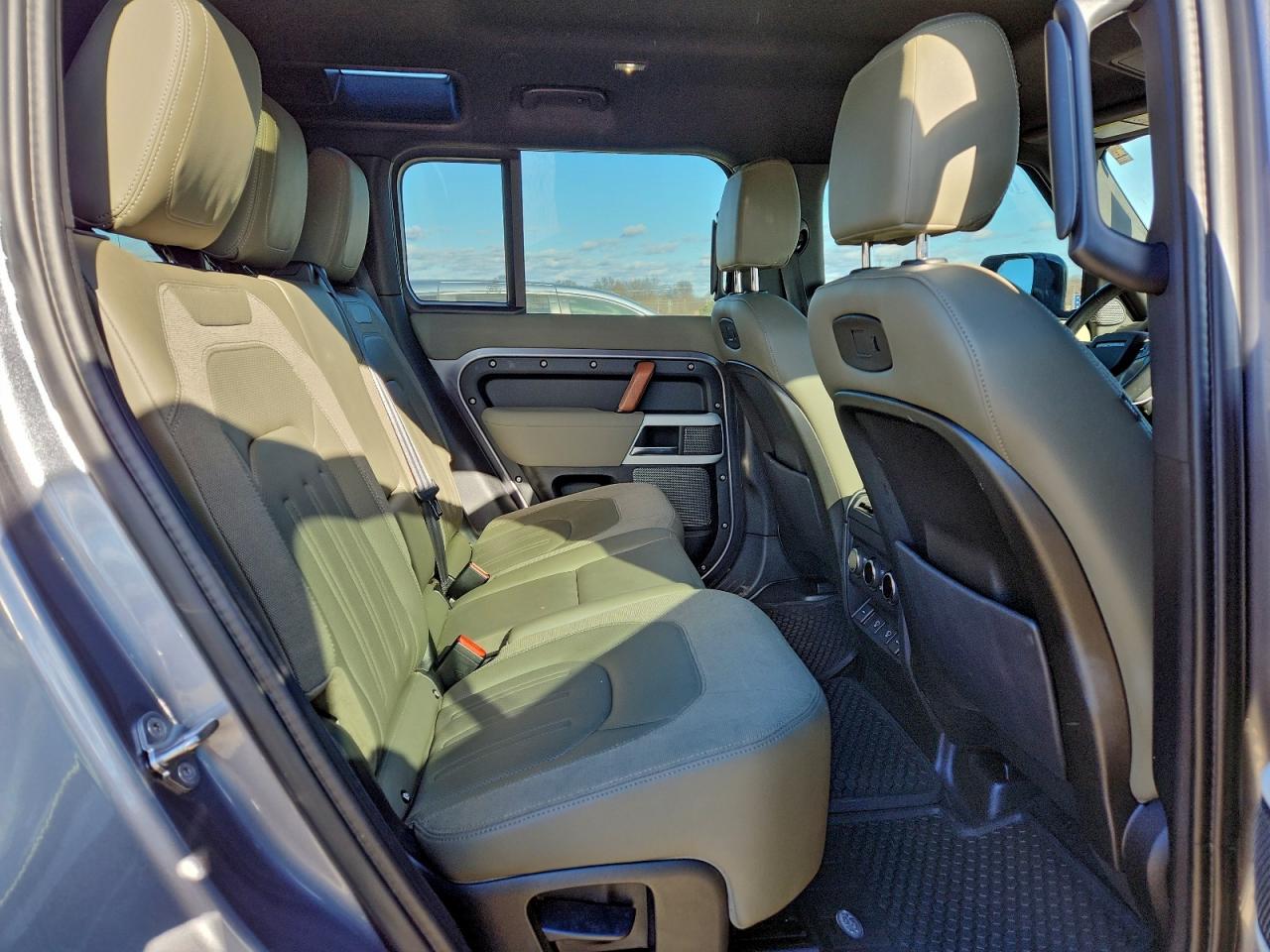 Land Rover Defender 110 Se Image 12