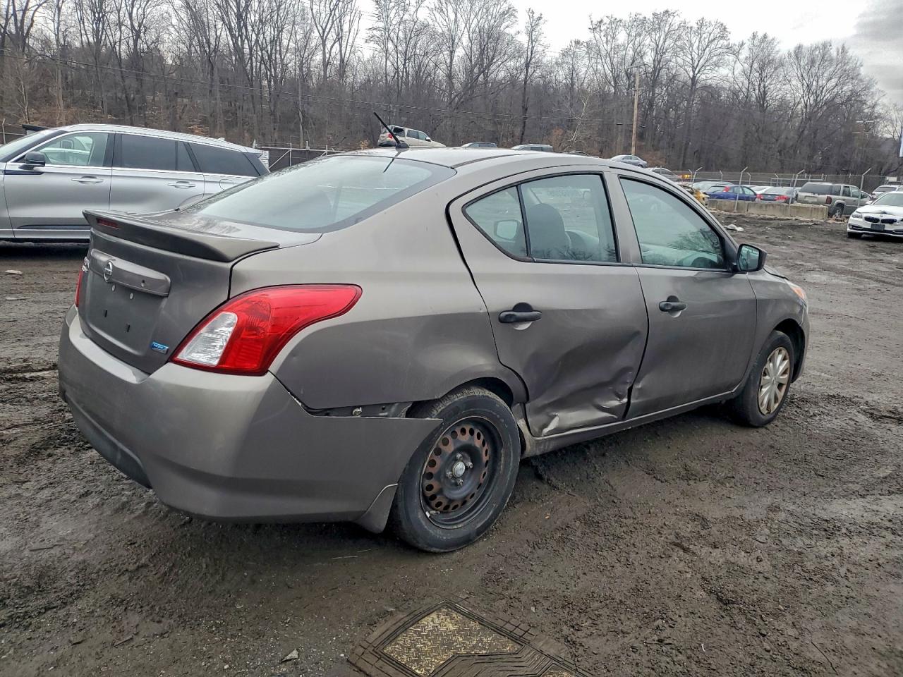 Nissan Versa S Image 11