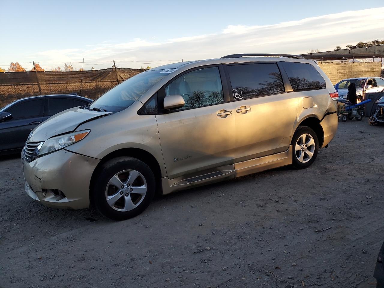 Toyota Sienna Le Image 1