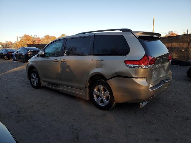 Toyota Sienna Le Image 2