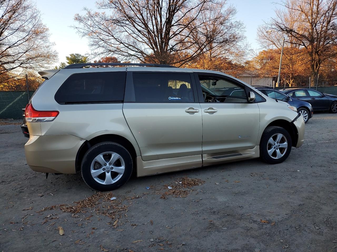 Toyota Sienna Le Image 3