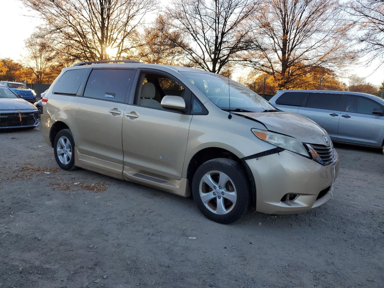 Toyota Sienna Le Image 4