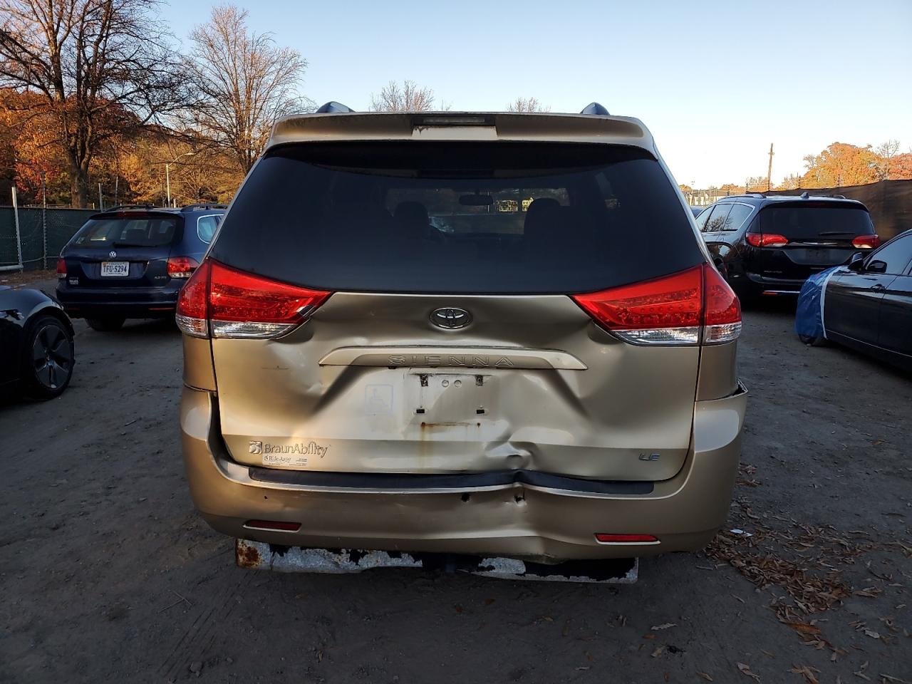 Toyota Sienna Le Image 11