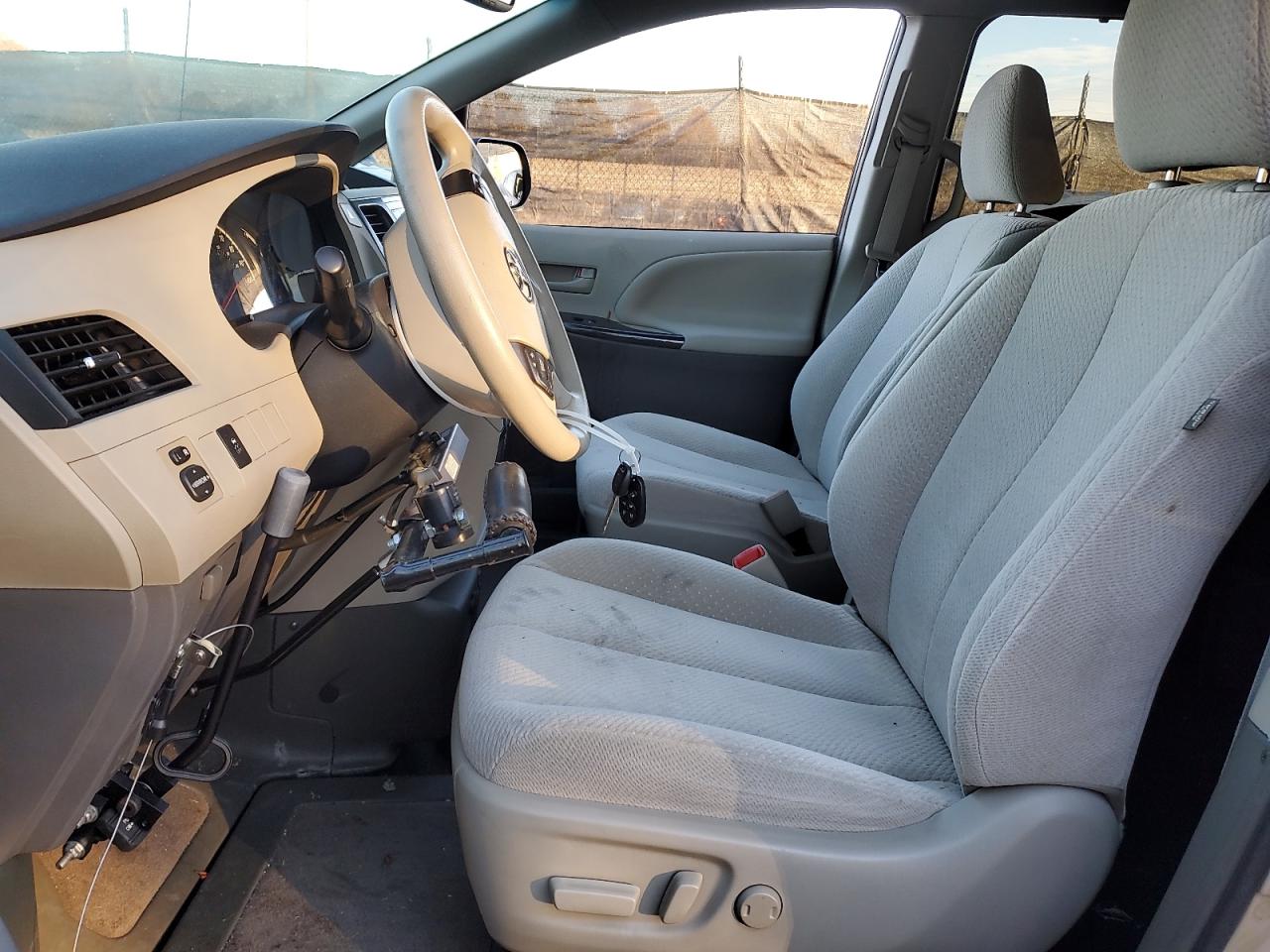 Toyota Sienna Le Image 5