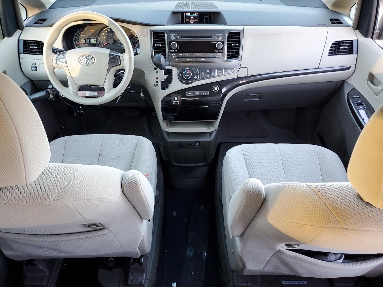 Toyota Sienna Le Image 12