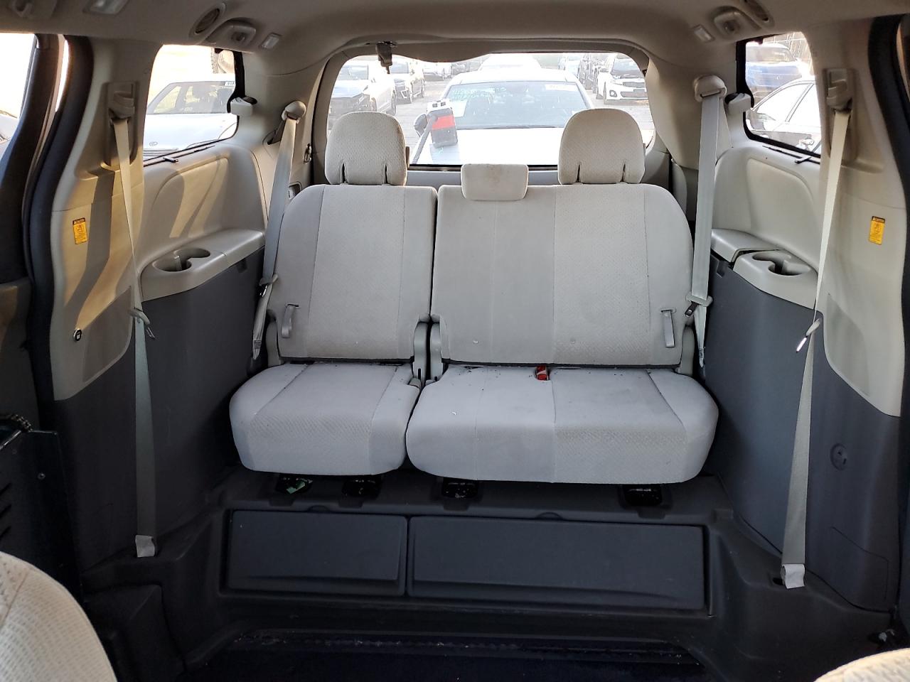 Toyota Sienna Le Image 9